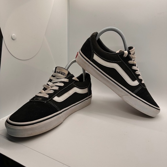 Vans Ward Low-Top Sneakers Womens Size 7 Black Classic Canvas Skate Shoes - Picture 1 of 13